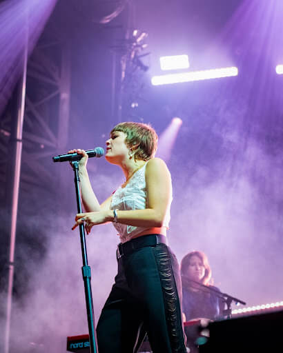 Maggie Rogers preforming at the 2021 Ohana Festival
